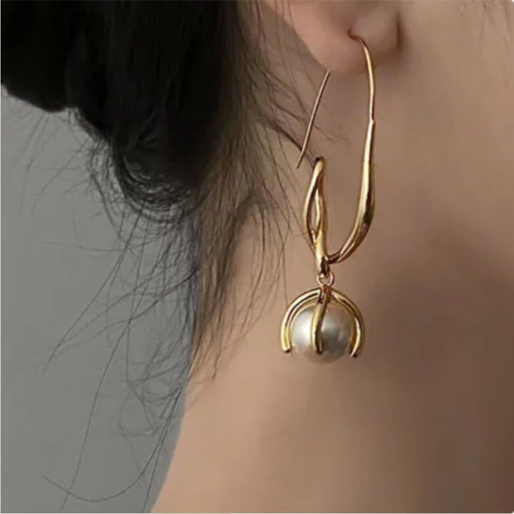 Anthropologie Amber Sceats Lily Long Gold & Pearl Earrings Lightweight